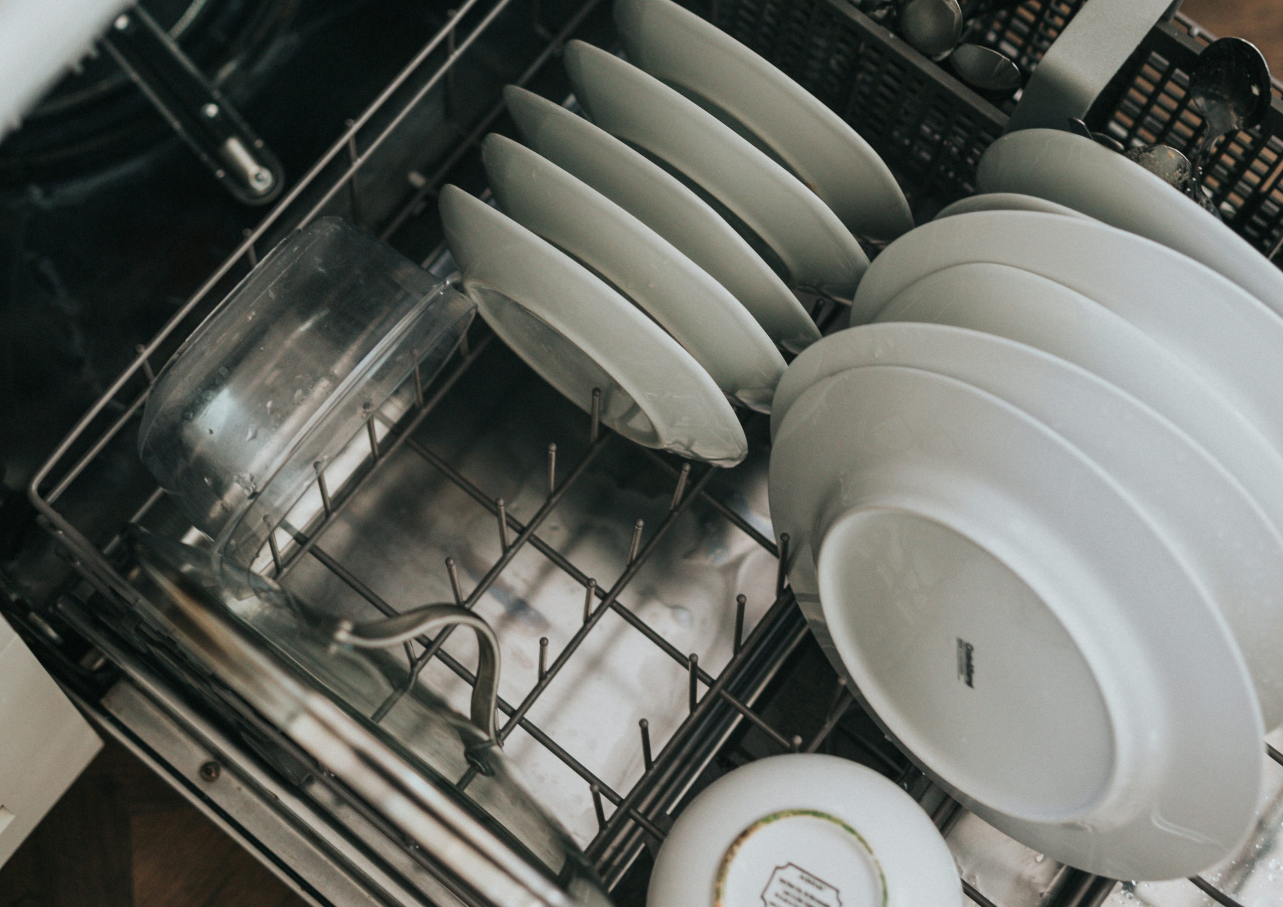 Ποτέ μην βάλετε αυτά τα 8 αντικείμενα στο πλυντήριο πιάτων