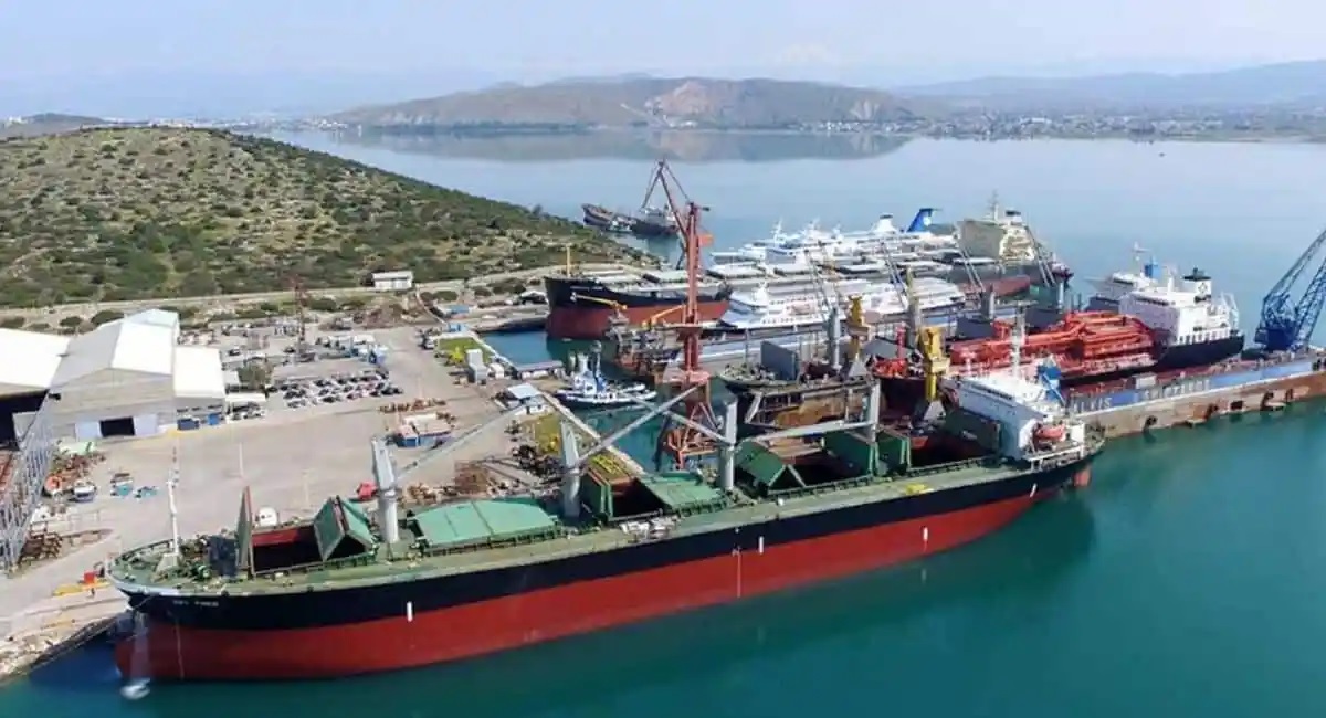 Εύβοια: Τραγωδία στα Ναυπηγεία Χαλκίδας – Άνδρας καταπλακώθηκε από μπουκαπόρτα καραβιού