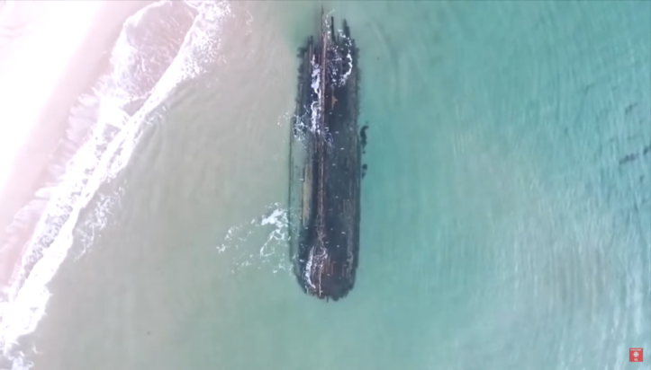 «Φάντασμα στην άμμο»: Το μυστήριο με το ναυάγιο που ξεβράστηκε ξαφνικά σε μια ακτή και οι θεωρίες συνωμοσίας