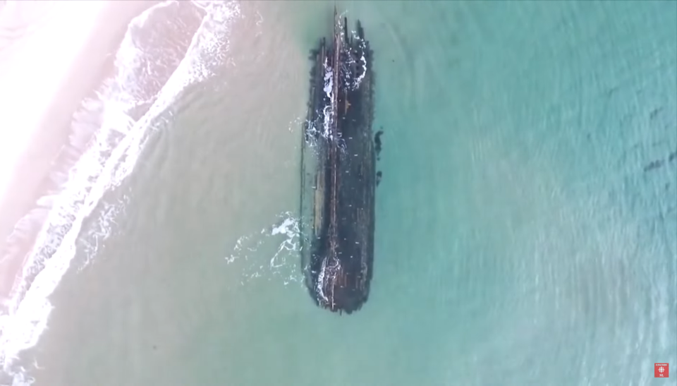 «Φάντασμα στην άμμο»: Το μυστήριο με το ναυάγιο που ξεβράστηκε ξαφνικά σε μια ακτή και οι θεωρίες συνωμοσίας