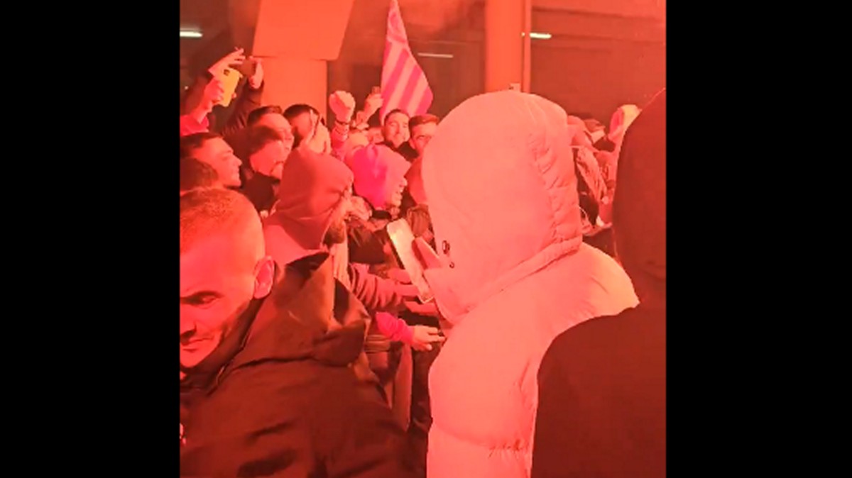 Ολυμπιακός: Χαμός στην επιστροφή της αποστολής στην Ελλάδα – Έκαναν… «Καραϊσκάκη» το Ελ. Βενιζέλος – ΒΙΝΤΕΟ