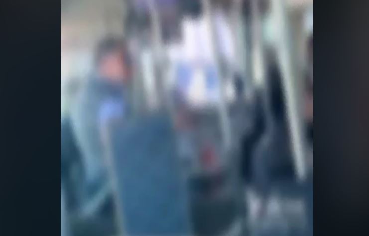 ΟΑΣΑ: Οδηγός αστικού λεωφορείου επέπληξε επιβάτιδα επειδή… μιλούσε στο κινητό – «Με έχετε φτάσει στα όριά μου» – ΒΙΝΤΕΟ