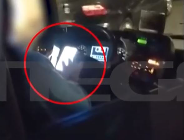 Κυψέλη: Οδηγός λεωφορείου κάνει δρομολόγιο, κρατώντας το κινητό πάνω στο τιμόνι – ΒΙΝΤΕΟ