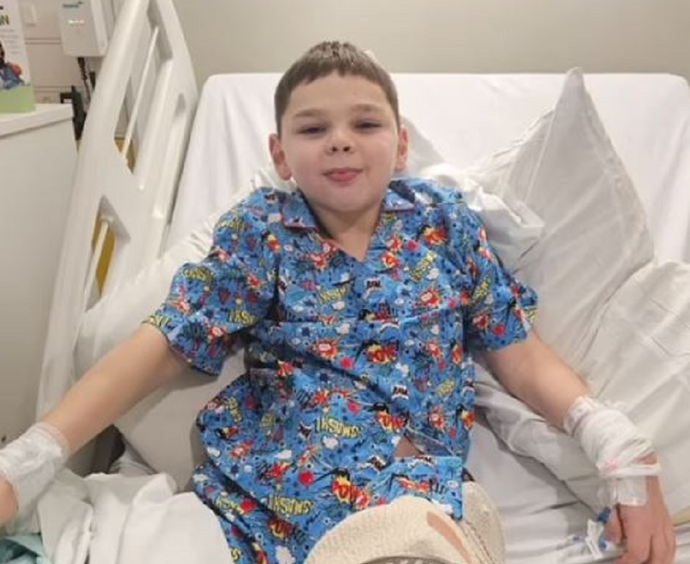 Συγκλονιστική ιστορία: Έχασε και τα δύο πόδια του λόγω άγριας κακοποίησης από τους γονείς του – Το χειρουργείο που μπορεί να του αλλάξει τη ζωή