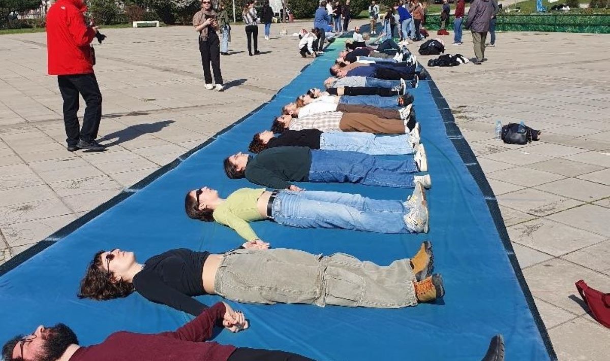 Τέμπη: Αποτύπωση των 57 θυμάτων της τραγωδίας σε πανό 102 μέτρων – Αποτελεί το μεγαλύτερο παγκοσμίως