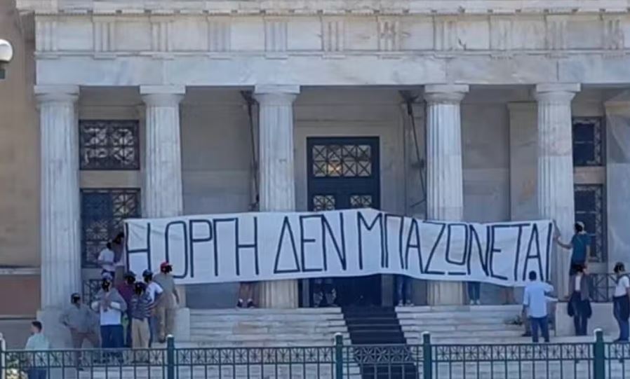 Μέλη του Ρουβίκωνα μπήκαν στο προαύλιο της Βουλής και κρέμασαν πανό για τα Τέμπη