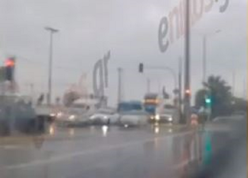 Πάρκινγκ η παραλιακή από Βούλα μέχρι Καλαμάκι – Πλημμύρισε η Ποσειδώνος – ΒΙΝΤΕΟ αναγνώστη