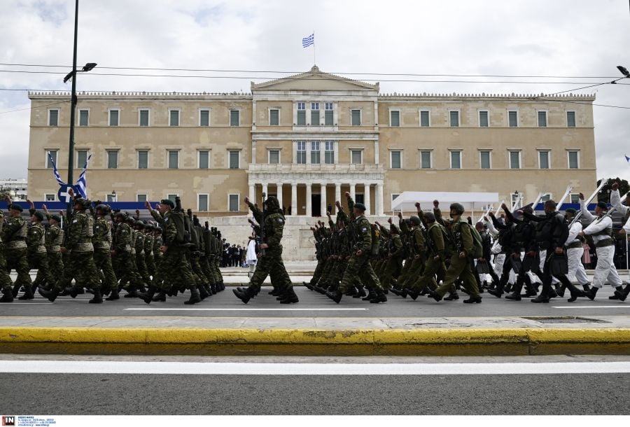 Η Ελλάδα τίμησε την 25η Μαρτίου: Δείτε φωτογραφίες και βίντεο από την εντυπωσιακή στρατιωτική παρέλαση
