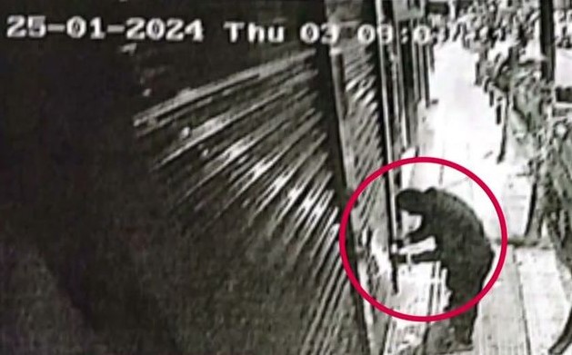 Πετράλωνα: Βίντεο ντοκουμέντο από την στιγμή που ο δράστης τοποθετεί την βόμβα στην τράπεζα