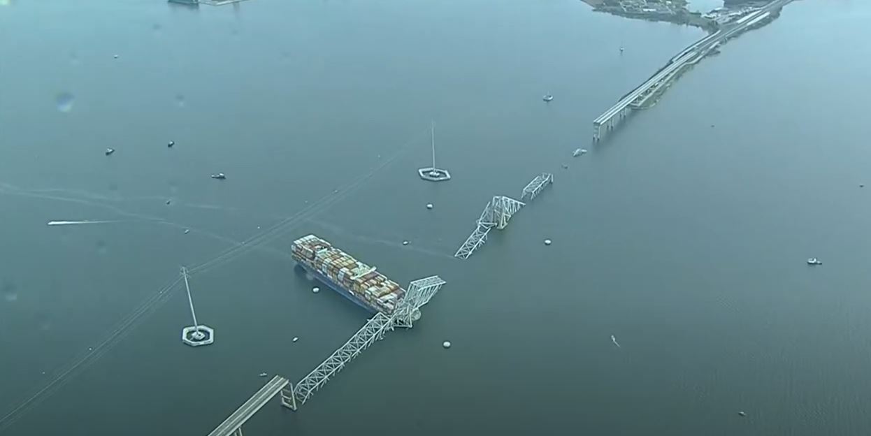 Βαλτιμόρη: Εικόνες βιβλικής καταστροφής στο ποτάμι – Καρέ καρέ ακυβέρνητο το πλοίο πέφτει στον πυλώνα της γέφυρας και την διαλύει