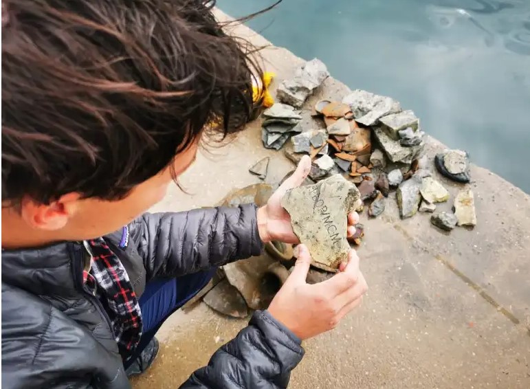 Εικόνα με κάποια από τα χιλιάδες κεραμικά που εντοπίστηκαν. 