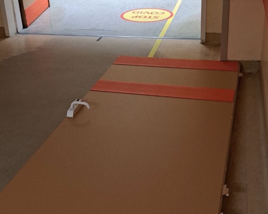 Λάρισα: Πόρτα του Πανεπιστημιακού Νοσοκομείου καταπλάκωσε και τραυμάτισε εργαζόμενο – ΦΩΤΟ