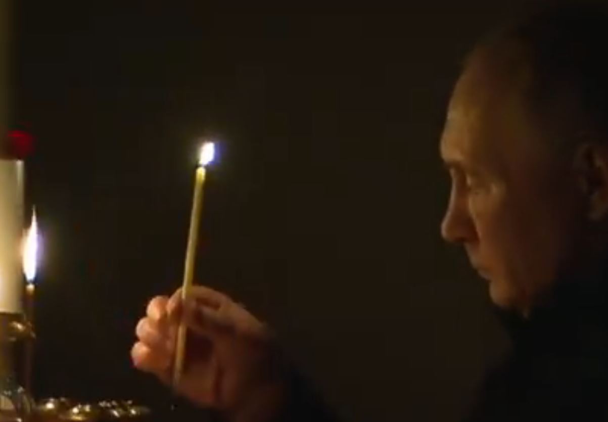 Μακελειό στη Μόσχα: Κερί στη μνήμη των δεκάδων θυμάτων άναψε ο Πούτιν – ΒΙΝΤΕΟ