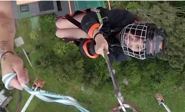 Βίντεο: Πέφτει από πλατφόρμα bungee jumping χωρίς σχοινί σε τρομακτικό νέο extreme sport στη Νέα Ζηλανδία