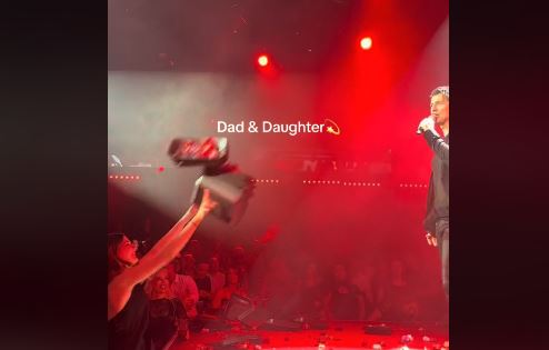 Σάκης Ρουβάς: Η μεγαλύτερη φαν του, είναι η κόρη του – Γέμισε η πίστα με λουλούδια που του πετούσε – ΒΙΝΤΕΟ