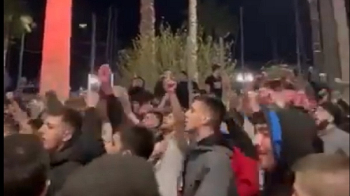 Ολυμπιακός: Χαμός στο Πασαλιμάνι – Βγήκαν στους δρόμους οι οπαδοί των «ερυθρόλευκων» – ΒΙΝΤΕΟ