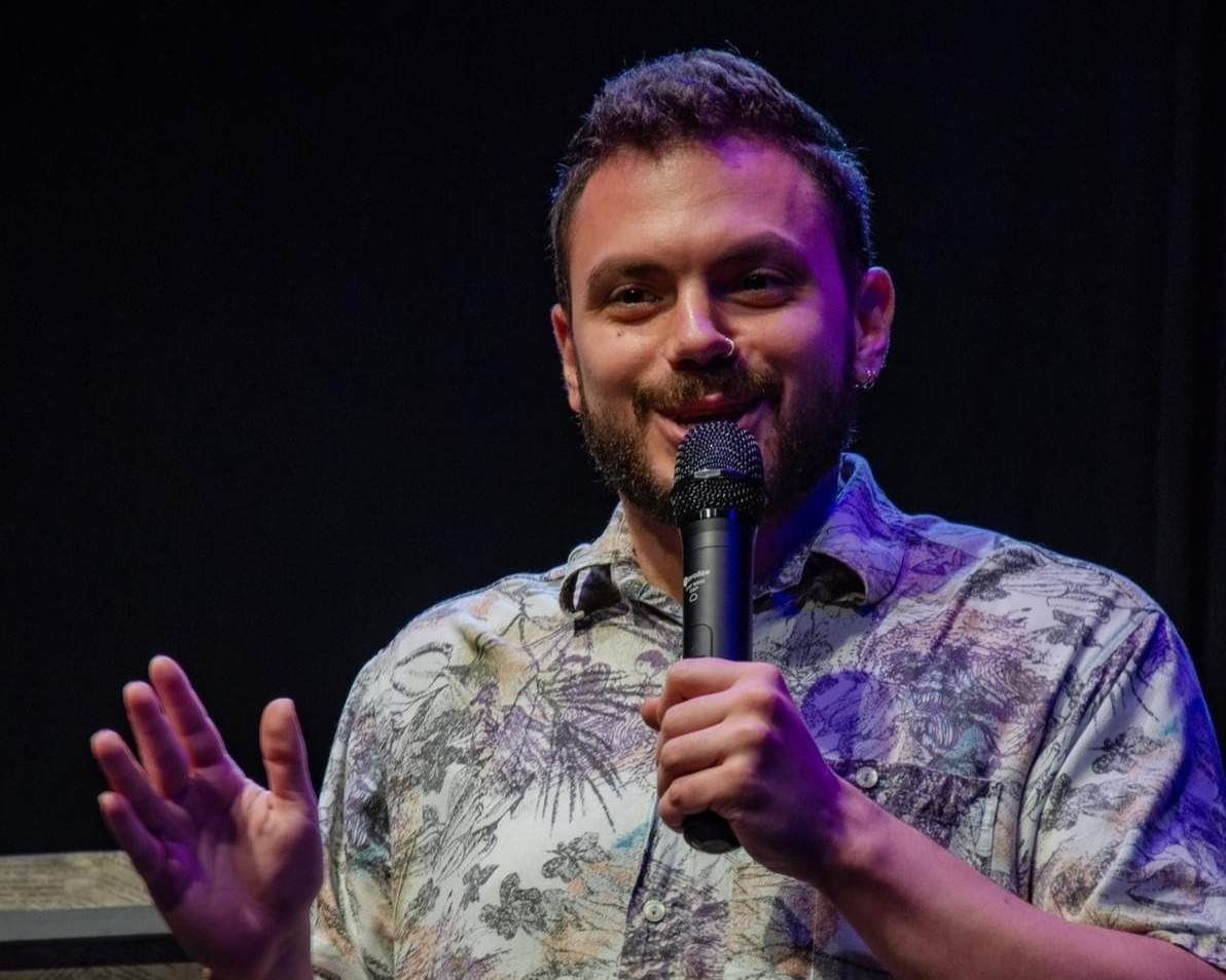 Ο Μιχάλης Σεβαστέρης στο enikos.gr-Ο 30xρονος stand up comedian που κάνει «θραύση»