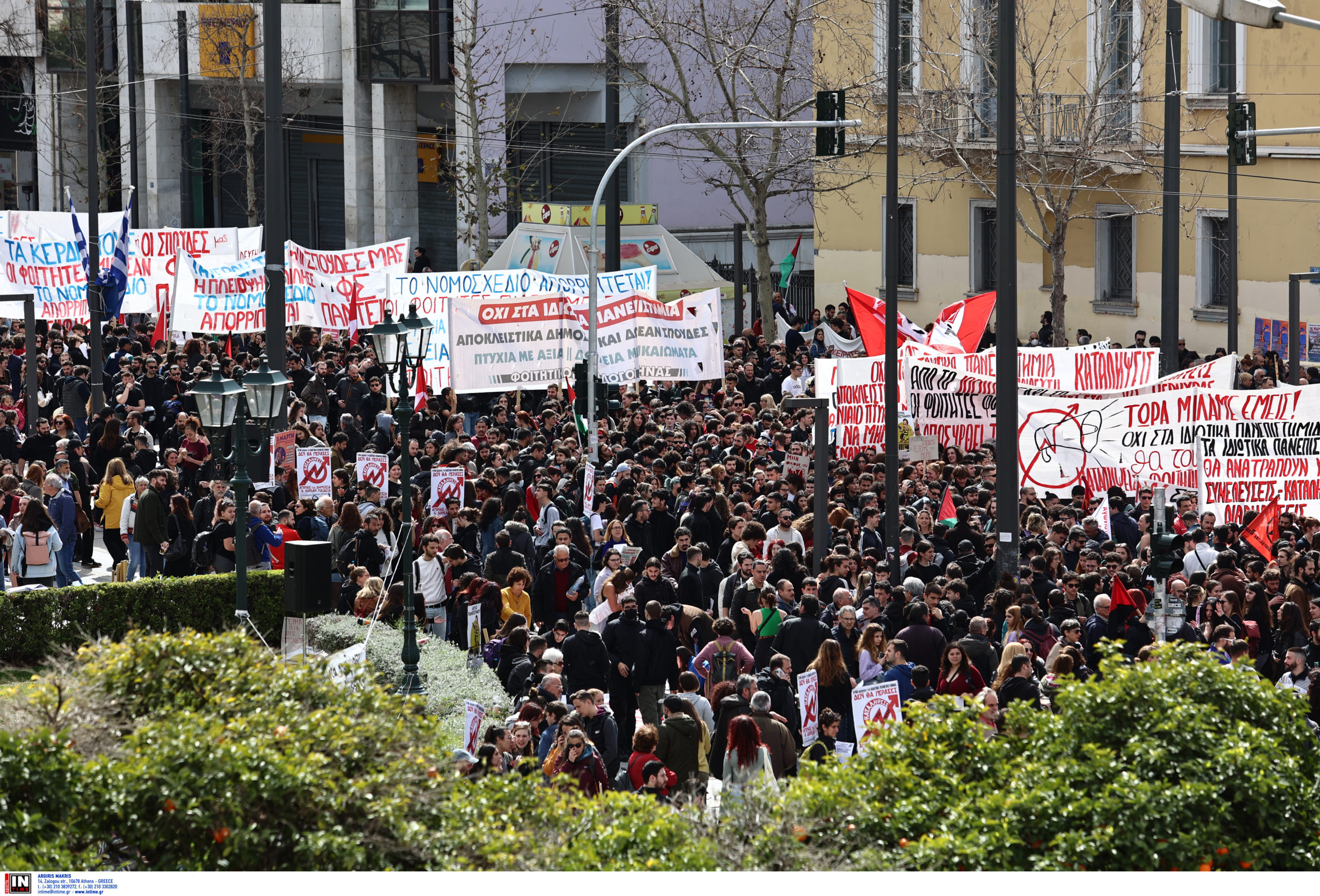 «Κόλαση» στο κέντρο της Αθήνας: «Μην τολμήσουν να το ψηφίσουν» – Πανό και συνθήματα στο πανεκπαιδευτικό συλλαλητήριο