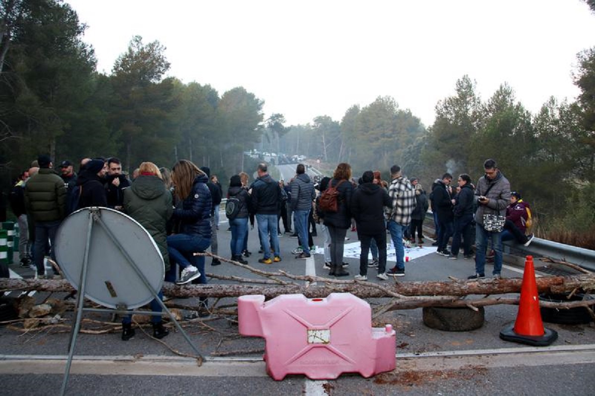 σωφρονιστικοί υπάλληλοι διαδηλώνουν στην Ισπανία έπειτα από τον φόνο μίας μαγείρισσας από κρατούμενο