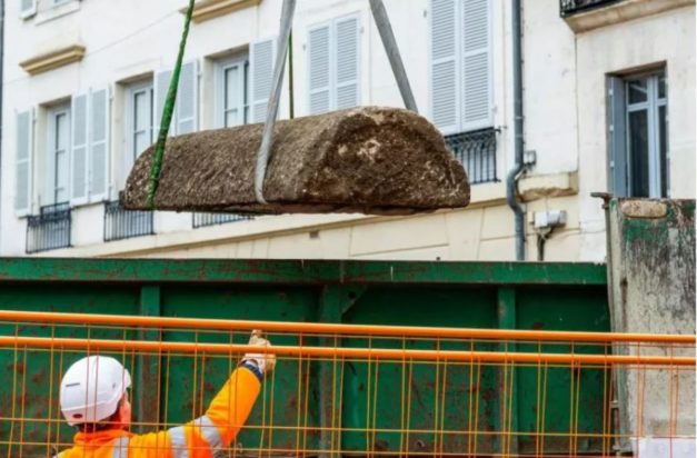 Η σαρκοφάγος από ασβεστόλιθο με τους τρεις σκελετούς.