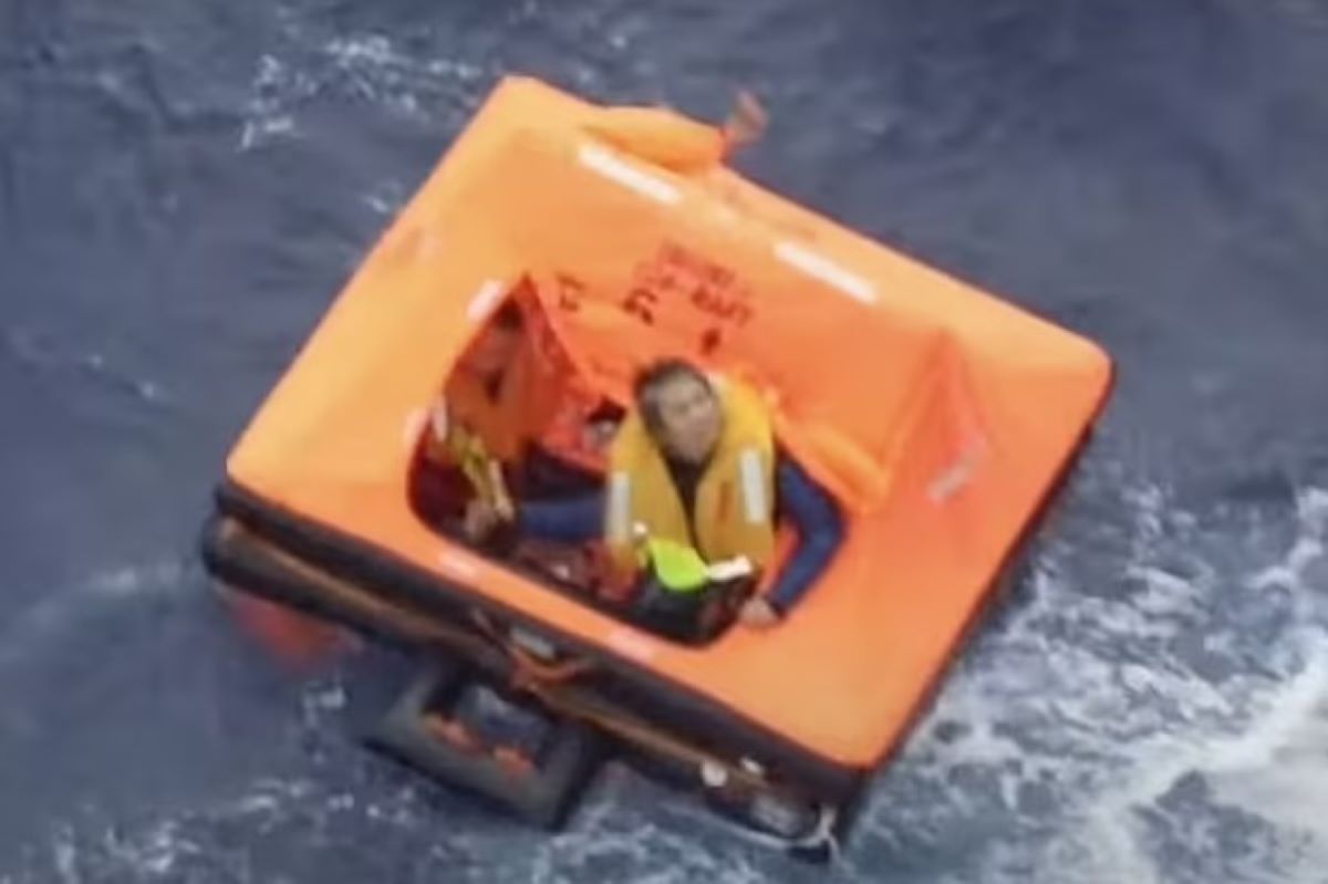 Βίντεο: Καπετάνιος έσωσε το πλήρωμα του και ο ίδιος βυθίστηκε με το σκάφος του