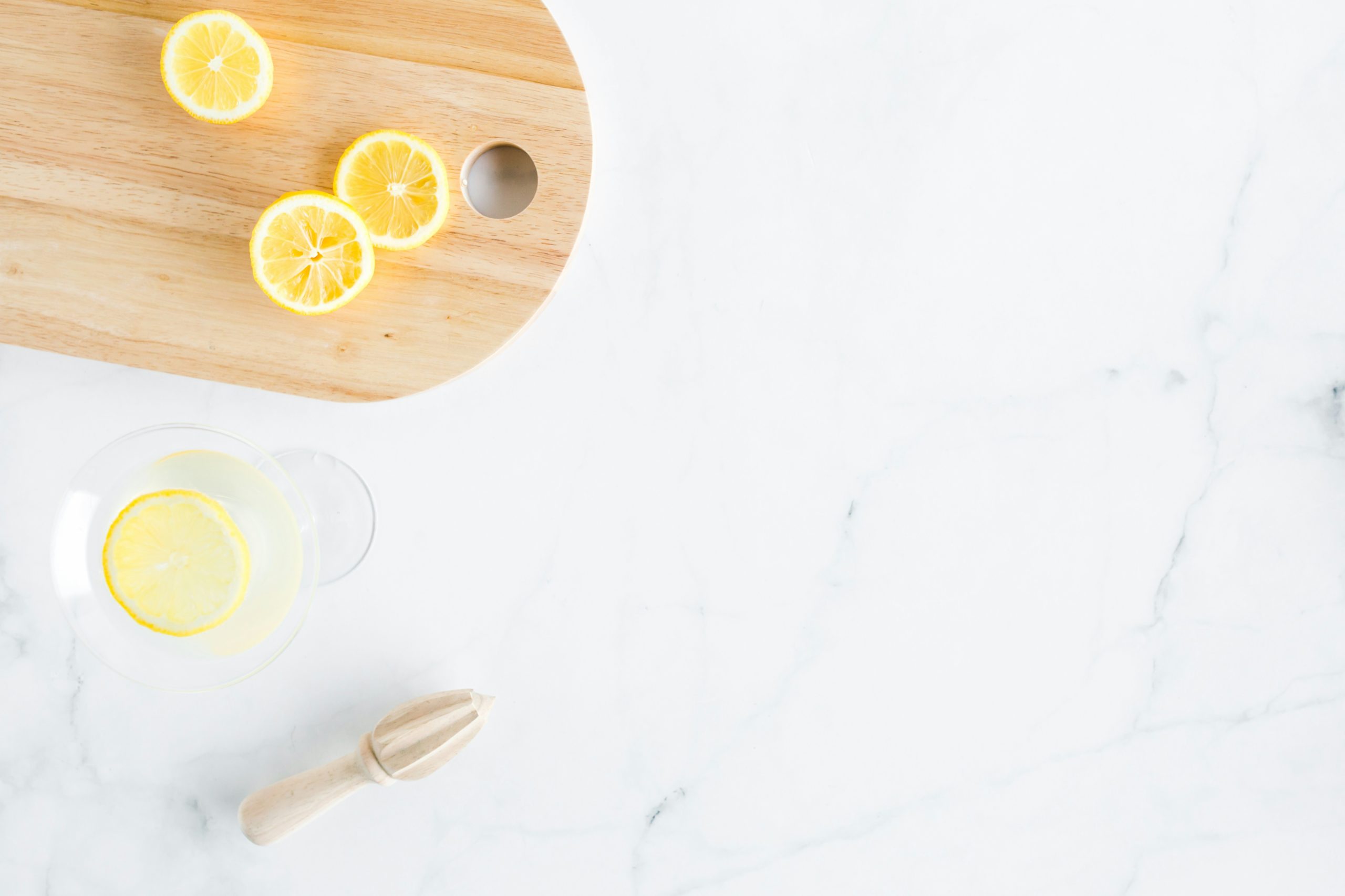 Μην πετάτε τα χρησιμοποιημένα λεμόνια – Πώς μπορείτε να τα χρησιμοποιήσετε στον καθαρισμό του σπιτιού