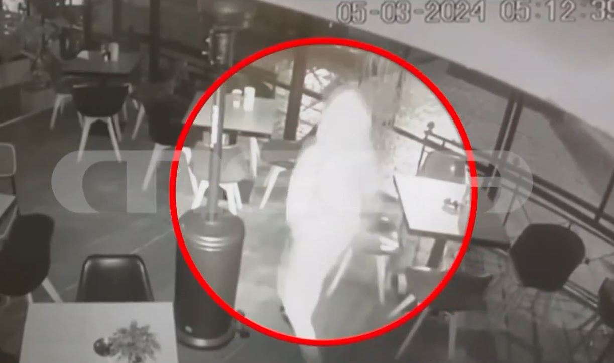 Φωκίωνος Νέγρη: Συγκλονίζουν πλάνα διάρρηξης από νεαρό με σφυρί στο χέρι – Σπάει τα τζάμια, κλέβει και φεύγει