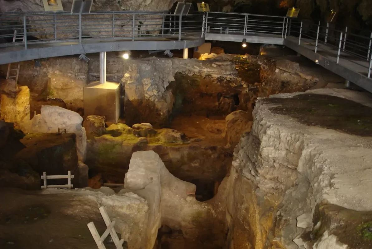 Το εσωτερικό του σπηλαίου της Θεόπετρας.