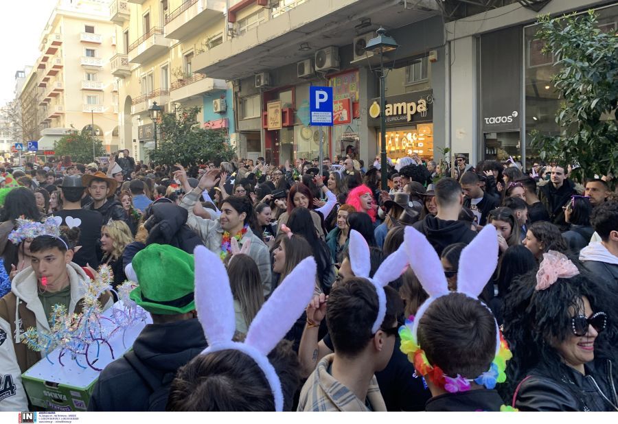 Τσικνοπέμπτη: Άναψαν οι φουφούδες στη Θεσσαλονίκη – Κέφι και χορός στο αποκριάτικο πάρτι – ΒΙΝΤΕΟ