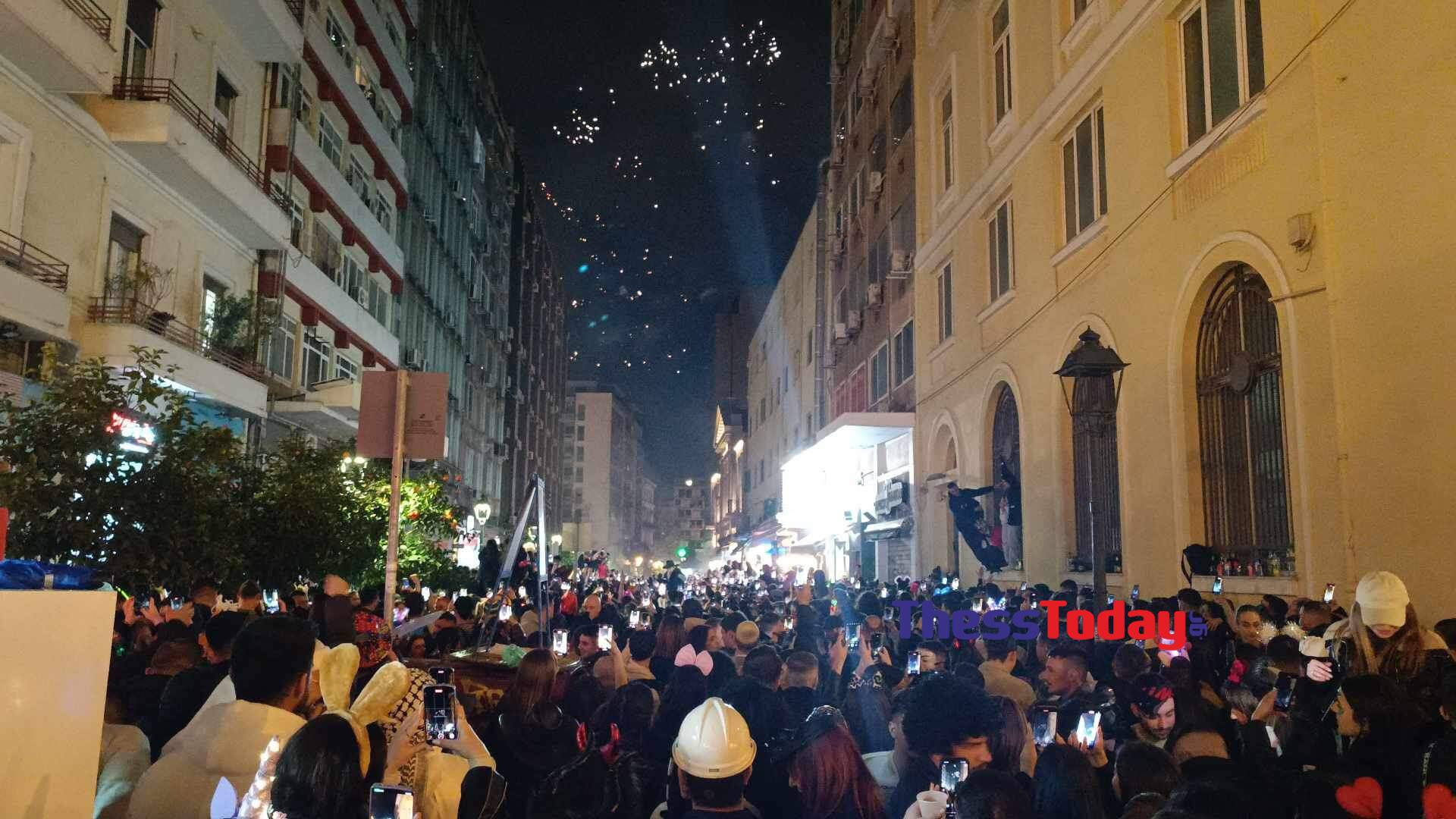 Τσικνοπέμπτη: Ακούραστοι οι Θεσσαλονικείς – Χιλιάδες άτομα γιορτάζουν στο κέντρο της πόλης – ΦΩΤΟ και ΒΙΝΤΕΟ
