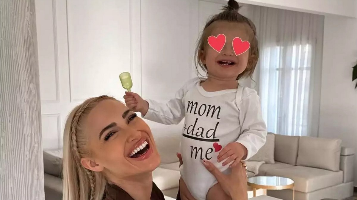 Ιωάννα Τούνη: Μετά τα δάκρυα αγκαλιά ξανά με τον γιο της Πάρη