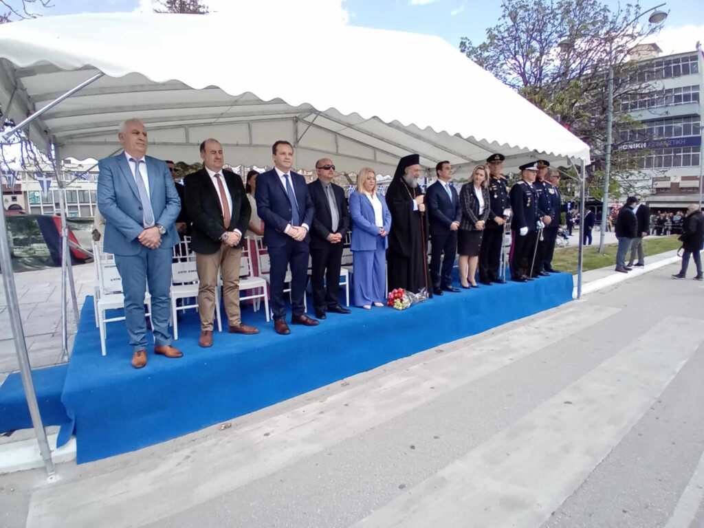 25η Μαρτίου – Τρίκαλα: Η οικογένεια Πλακιά άφησε 57 τριαντάφυλλα στην εξέδρα των επισήμων για τα θύματα των Τεμπών