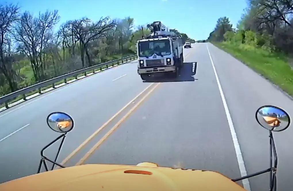 Ανατριχιαστικό βίντεο: Η στιγμή που φορτηγό χτυπά σχολικό λεωφορείο γεμάτο με παιδιά