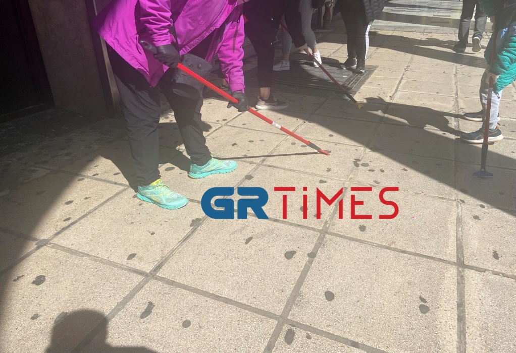 «Επιχείρηση»… τσίχλα στη Θεσσαλονίκη – Πολίτες τις αφαιρούν από τα πεζοδρόμια έπειτα από χρόνια – ΒΙΝΤΕΟ