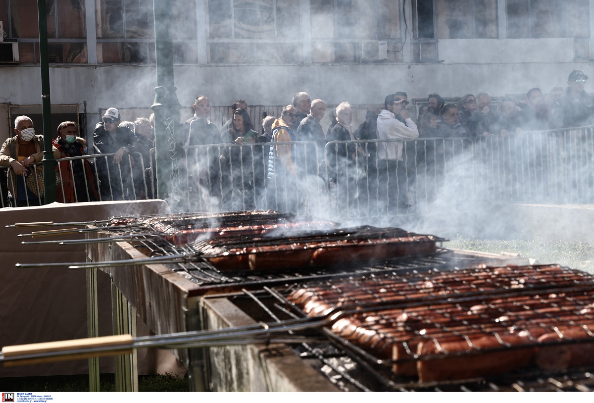 Τσικνοπέμπτη 2024: «Κοσμοπλημμύρα» στη Βαρβάκειο για το κέρασμα – Παρών στο γλέντι και ο Χάρης Δούκας