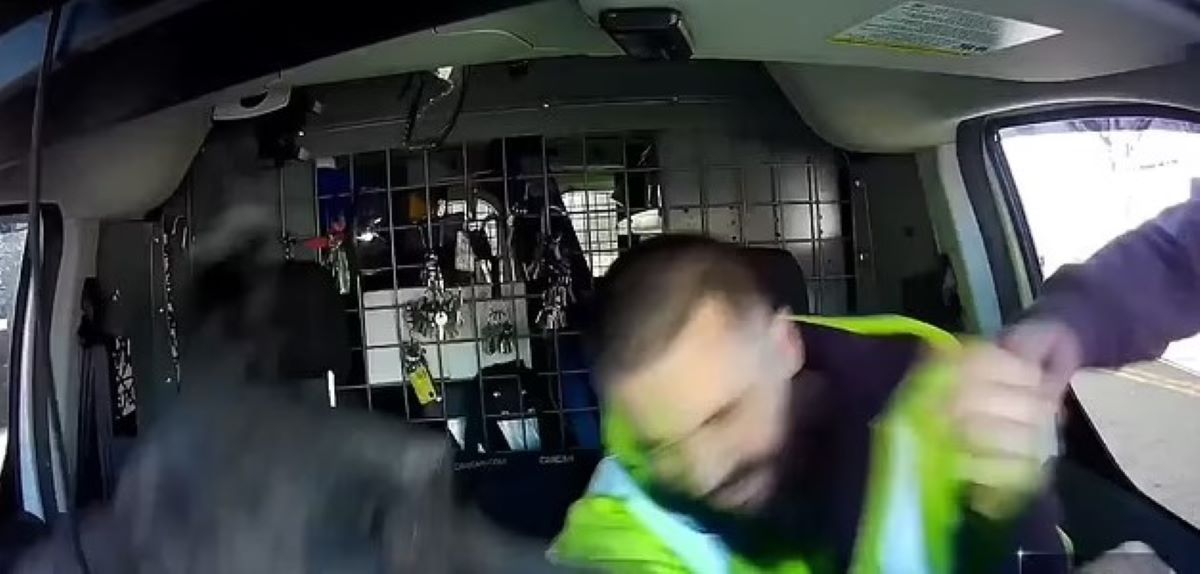 Αστυνομικός ρίχνει γροθιά σε οδηγό που του κόρναρε – Βίντεο ντοκουμέντο