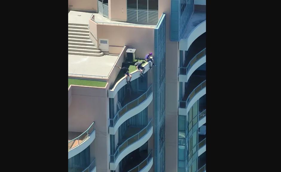 Βίντεο που κόβει την ανάσα: Τρεις έφηβοι κάθονται στην κορυφή πολυκατοικίας 37 ορόφων