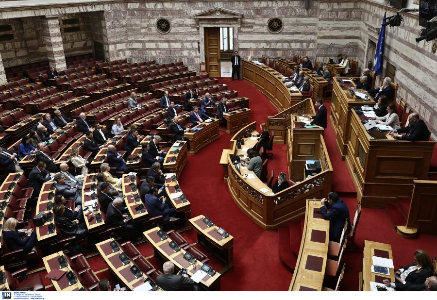 Βουλή – Πρόταση δυσπιστίας: Σφοδρή σύγκρουση των κομμάτων για την τραγωδία στα Τέμπη και τα πορίσματα