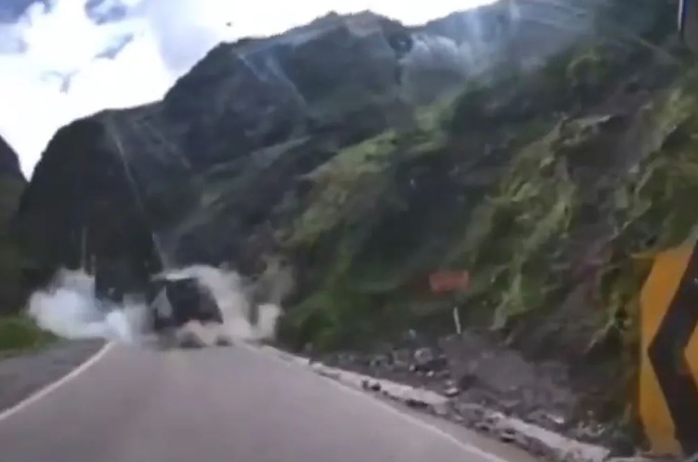 Χιλή: Τεράστιοι βράχοι συντρίβουν φορτηγά – Βίντεο σοκ