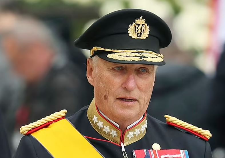 Ο βασιλιάς Χάραλντ επέστρεψε στην Νορβηγία μετά τις διακοπές στην Μαλαισία – Του έβαλαν προσωρινό βηματοδότη