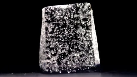 Οι ερευνητές προσπαθούν να βρουν τι είναι αυτό που κάθε φυσαλίδα αέρα «λέει» για τη ζωή και το θάνατο στη Γη.