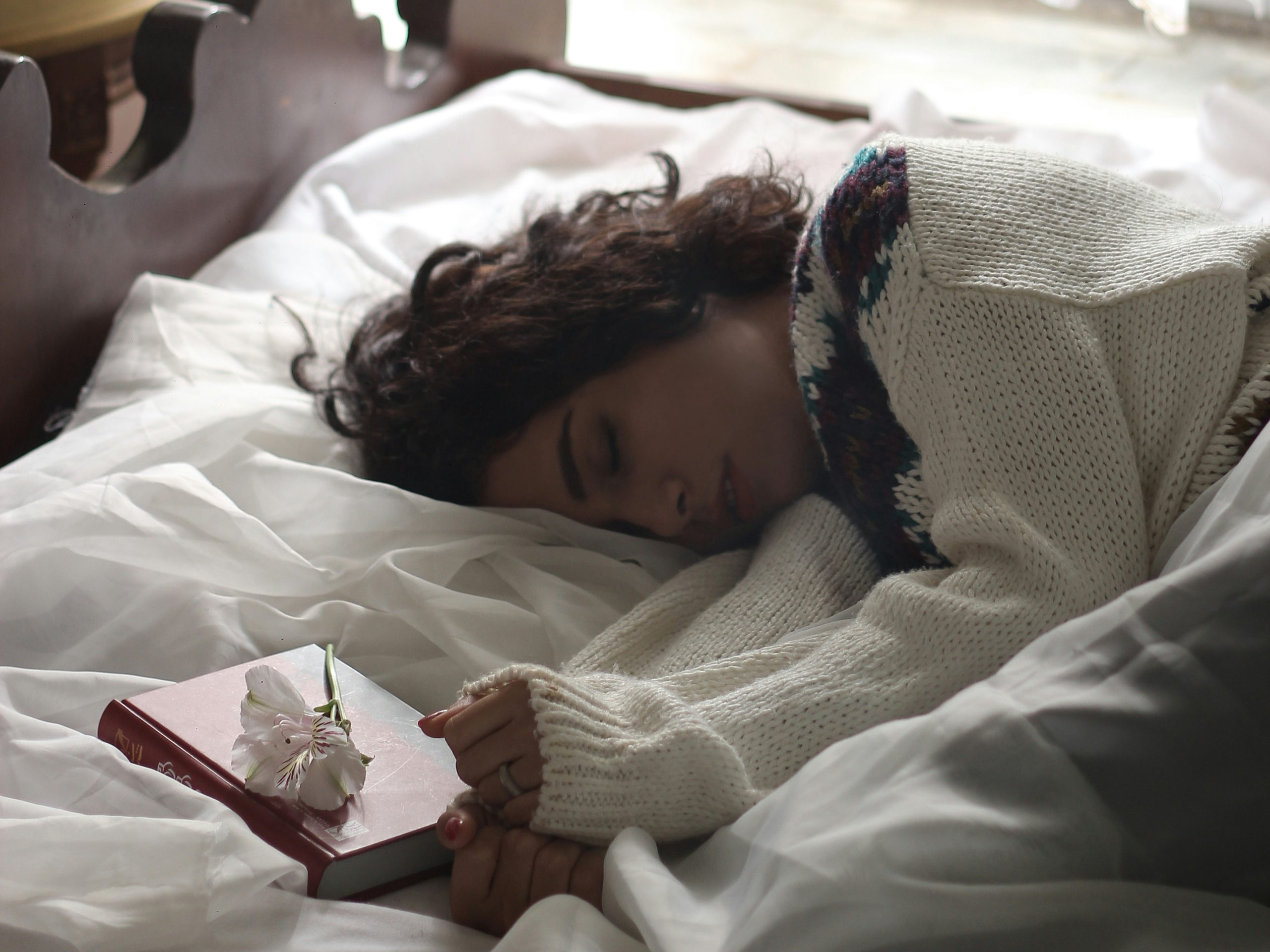 Ποια είναι η καλύτερη στάση ύπνου για την υγεία της καρδιάς – Καρδιολόγοι απαντούν