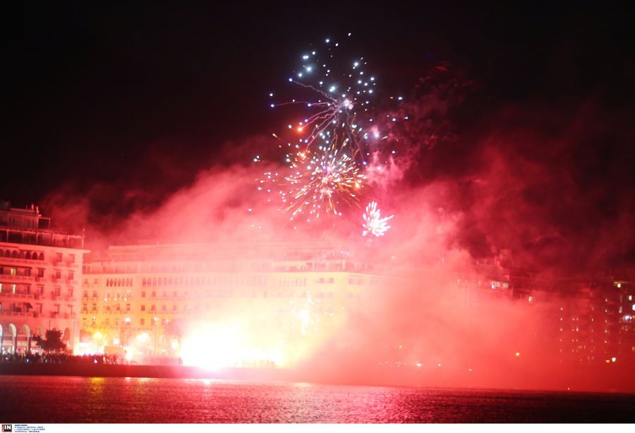 Θεσσαλονίκη: «Κάηκε» η πλατεία Αριστοτέλους για τα 110 χρόνια του Άρη-ΦΩΤΟ