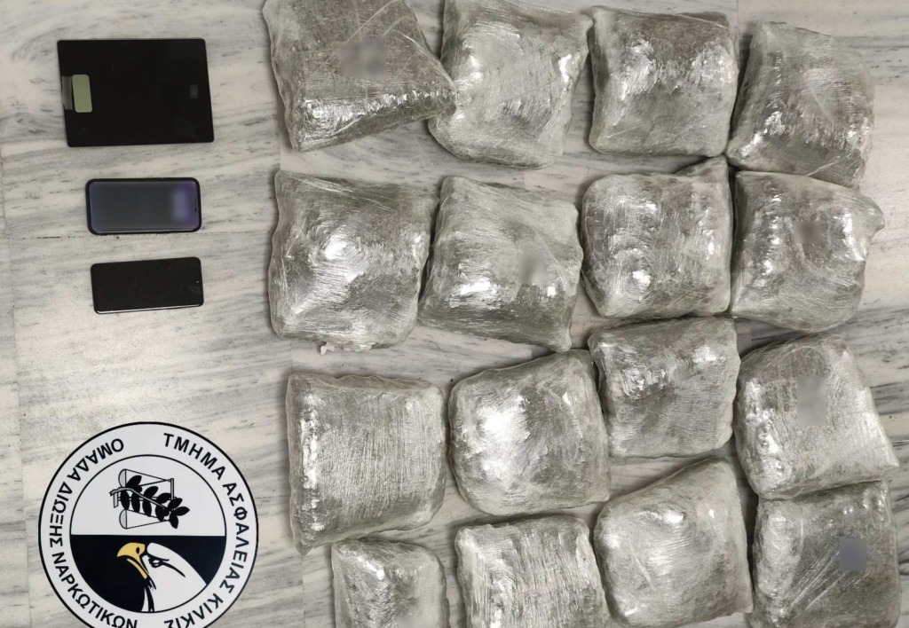 Θεσσαλονίκη: 30χρονος έκρυβε 16 κιλά κάνναβης κάτω από τον καναπέ του σπιτιού του – ΒΙΝΤΕΟ