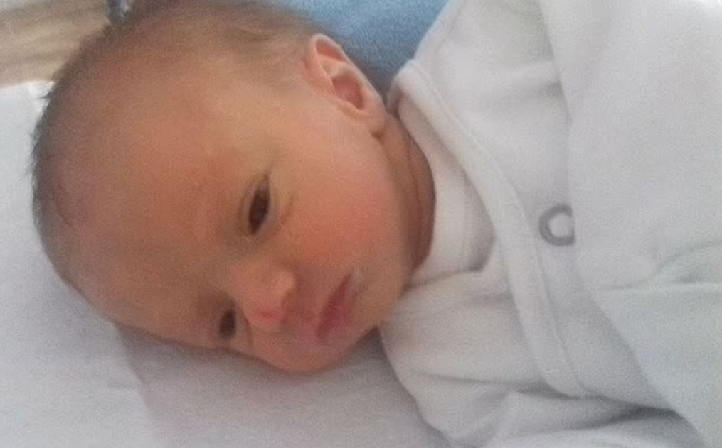 Ο μικρός Όλι Ντέιβις ήταν μόλις 5 εβδομάδων όταν πέθανε.