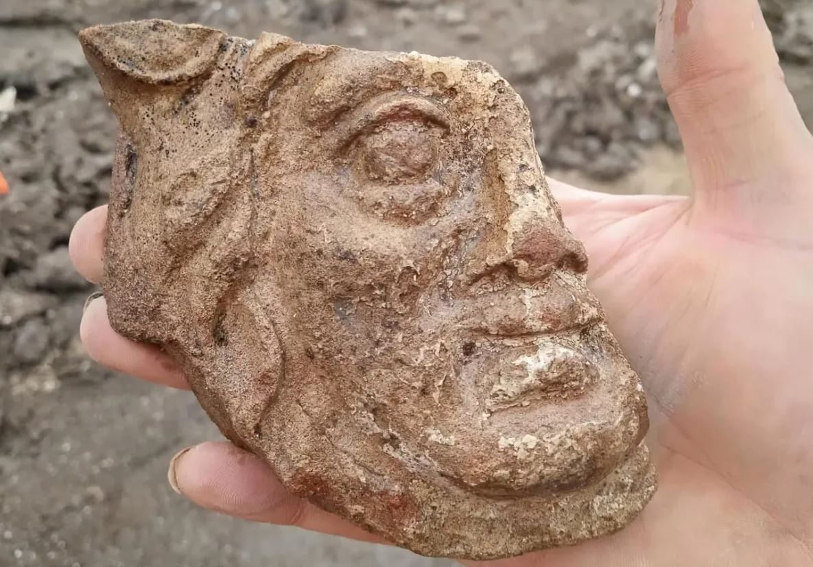 Οι εργασίες σε αυτοκινητόδρομο αποκάλυψαν εντυπωσιακό μνημείο – Η μυστηριώδης μάσκα με το πρόσωπο θεότητας ή μέδουσας