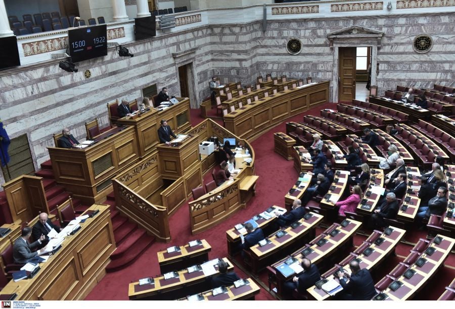 Βουλή: Ψηφίστηκε το νομοσχέδιο για τη φορολόγηση πολυεθνικών και τη χορήγηση Golden Visa
