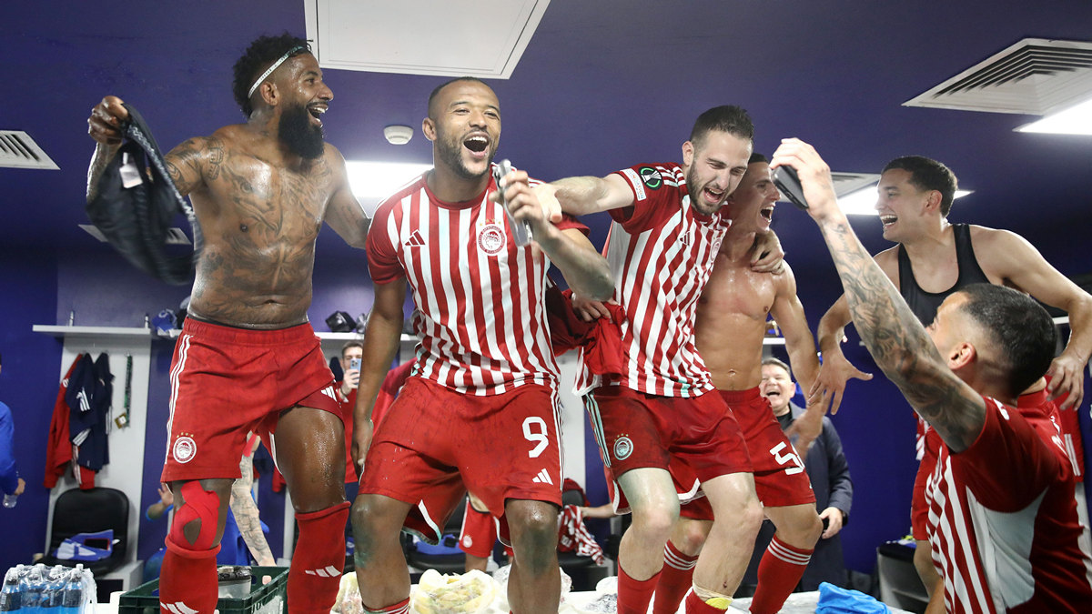 Ολυμπιακός: Στήθηκε πάρτι στα «ερυθρόλευκα» αποδυτήρια – Οι παίκτες σήκωσαν τον Μεντιλίμπαρ στα χέρια