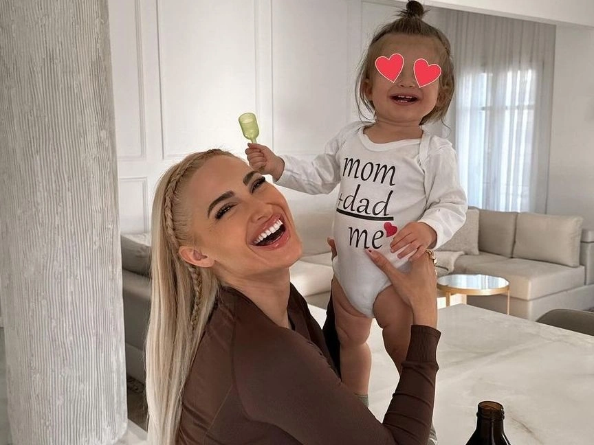 Ιωάννα Τούνη: Ο μικρούλης Πάρης έβαλε σκούπα – «Ο νοικοκυράκος μου»