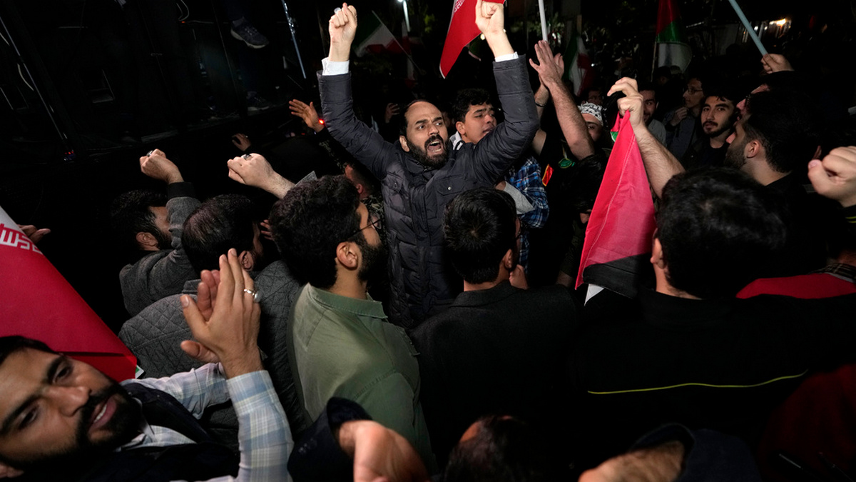 Επίθεση Ιράν στο Ισραήλ: Ξεσπούν οι Μουσουλμάνοι της Αθήνας – «Να σταματήσει ο πόλεμος, δεν είναι λύση» – ΒΙΝΤΕΟ